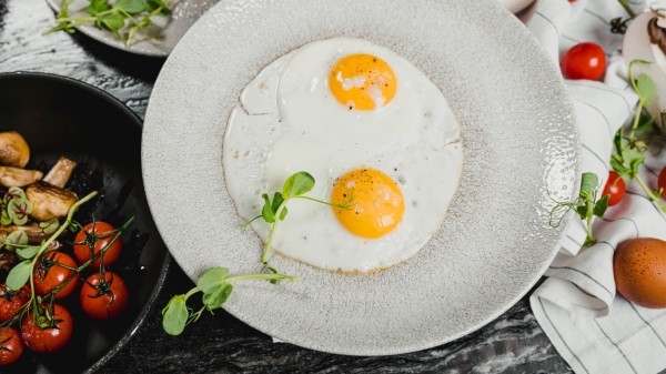 Не нужна даже сковорода: как пожарить яичницу удивительно быстрым способом