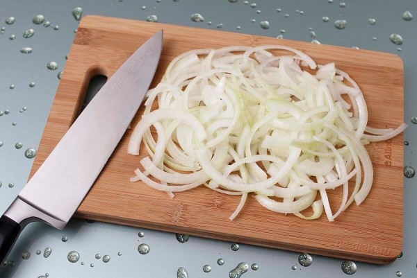 Быстро и безопасно: как резать лук кубиками, полукольцами и кольцами Быстро и безопасно: как резать лук кубиками, полукольцами и кольцами