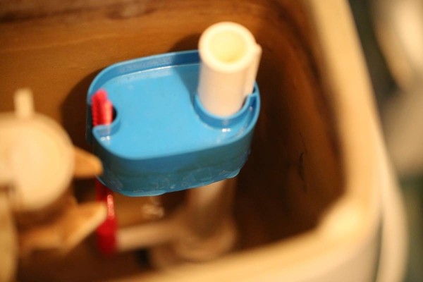 Причины, по которым унитаз течет после слива, советы по ремонту