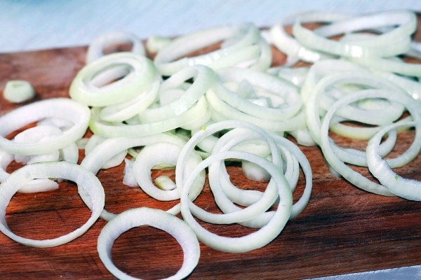 Быстро и безопасно: как резать лук кубиками, полукольцами и кольцами Быстро и безопасно: как резать лук кубиками, полукольцами и кольцами