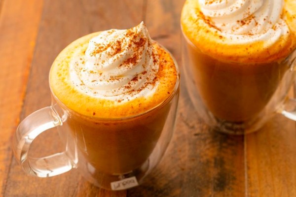 Тыквенный латте и еще несколько рецептов напитков с кофе, которые можно сделать дома вкуснее, чем в кофейне