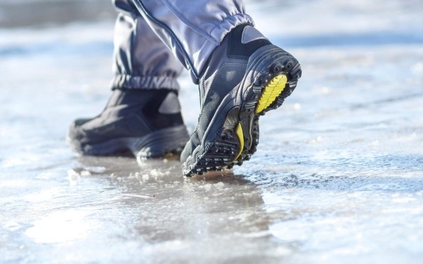 Простые лайфхаки, которые позволят обуви больше не скользить на льду Простые лайфхаки, которые позволят обуви больше не скользить на льду