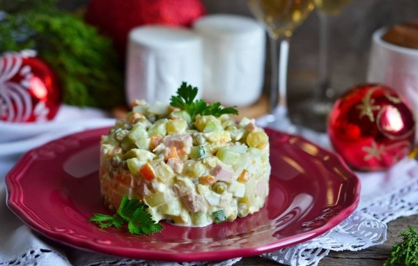 Как долго можно хранить в холодильнике оливье, холодец и другие новогодние блюда