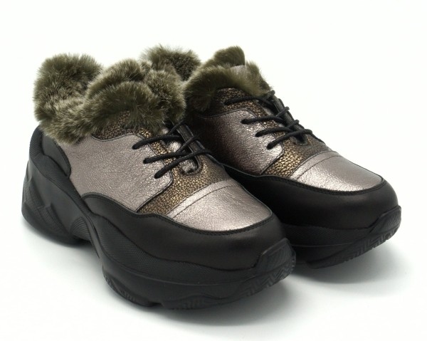 Как нужно ухаживать за кроссовками из разных материалов