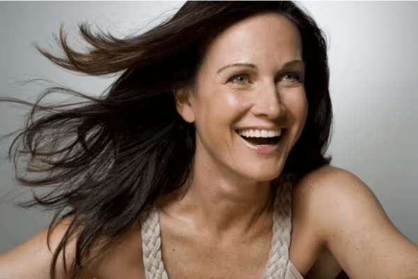 Парикмахер Мэтт Фьюгейт показал легкие прически, которые подойдут для зрелых женщин, желающих излучать молодость Парикмахер Мэтт Фьюгейт показал легкие прически, которые подойдут для зрелых женщин, желающих излучать молодость