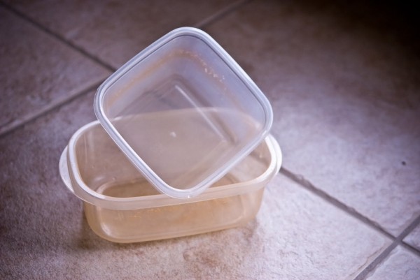 Лайфхак, который поможет очистить пластиковый контейнер от пятен и жира за секунды