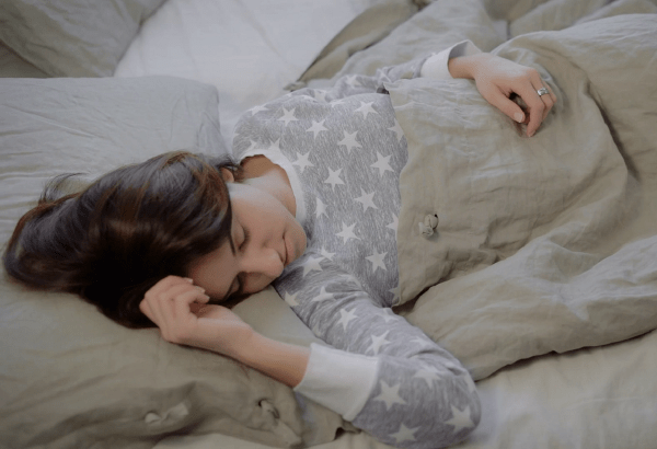 Почему не в каждой одежде можно ложиться спать зимой: в чем риск Почему не в каждой одежде можно ложиться спать зимой: в чем риск