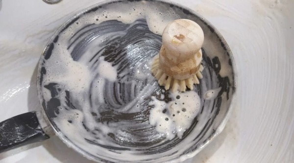 Неожиданный метод: зачем жарить хозяйственное мыло на сковороде Неожиданный метод: зачем жарить хозяйственное мыло на сковороде