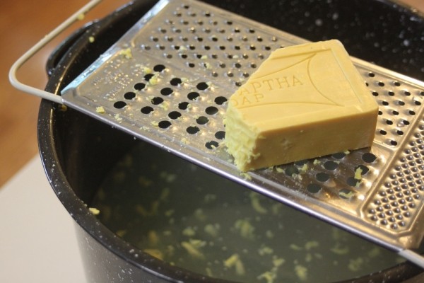 Неожиданный метод: зачем жарить хозяйственное мыло на сковороде Неожиданный метод: зачем жарить хозяйственное мыло на сковороде