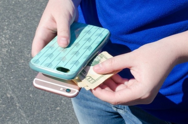 Почему опасно хранить деньги в чехле телефона Почему опасно хранить деньги в чехле телефона