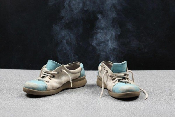 Простой и эффективный способ быстро почистить обувь от неприятного запаха Простой и эффективный способ быстро почистить обувь от неприятного запаха