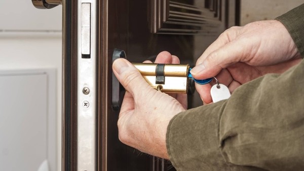 Как разобрать личинку замка?