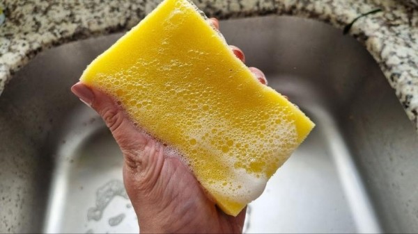 Как смыть жир и грязь с губки для посуды: простой лайфхак Как смыть жир и грязь с губки для посуды: простой лайфхак
