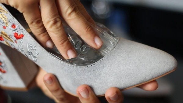 8 простых приемов, которые помогут растянуть узкую обувь 8 простых приемов, которые помогут растянуть узкую обувь