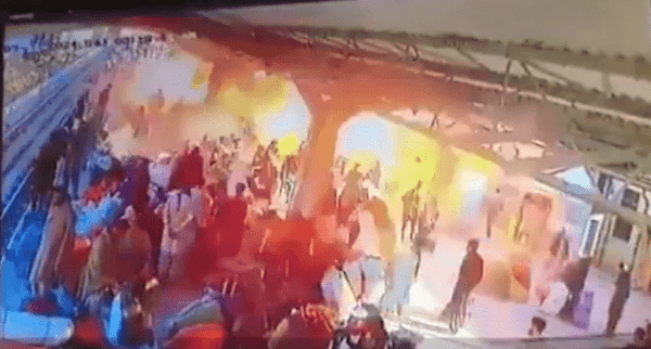 
												Смертник совершил теракт на вокзале в Пакистане — 21 человек погиб
											