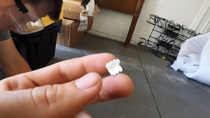 Эксперимент: кусочек свечи легко разбивает то, что не разобьет молоток Эксперимент: кусочек свечи легко разбивает то, что не разобьет молоток