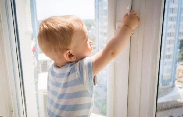 Как обезопасить детей и домашних животных от выпадения из окна