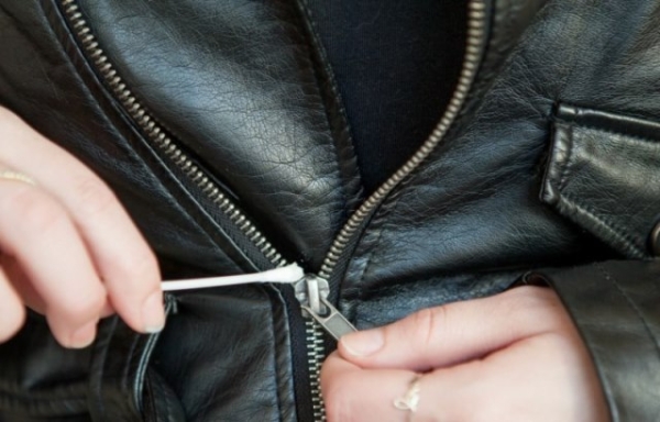 Как можно решить проблему заедающей молнии на одежде самостоятельно