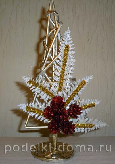 Новогодние поделки из бумажной лозы