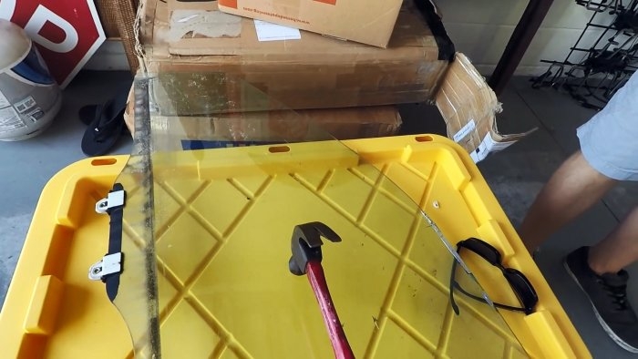 Эксперимент: кусочек свечи легко разбивает то, что не разобьет молоток Эксперимент: кусочек свечи легко разбивает то, что не разобьет молоток