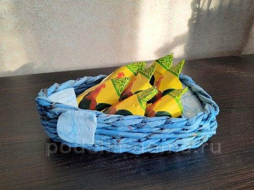 Новогодние поделки из бумажной лозы