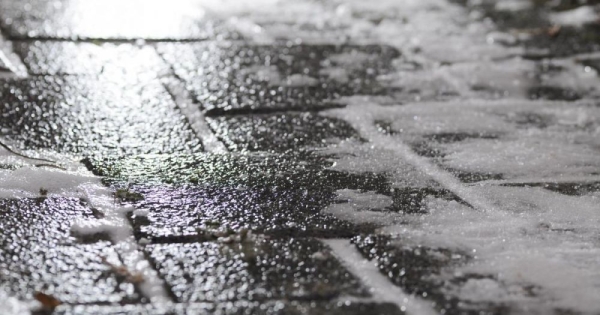 Чтобы не было скользко: чем посыпать обледеневший порог, ступеньки и дорожки