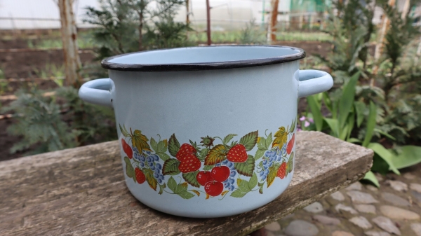 Зачем огородникам старые кастрюли на даче Зачем огородникам старые кастрюли на даче