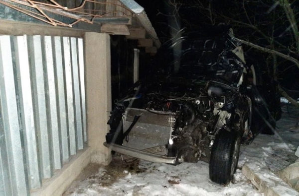 Автомобиль въехал в дом в Березовском районе