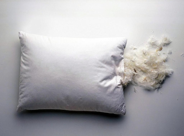 Можно ли стирать подушки, и как их почистить без стиральной машины в домашних условиях Можно ли стирать подушки, и как их почистить без стиральной машины в домашних условиях