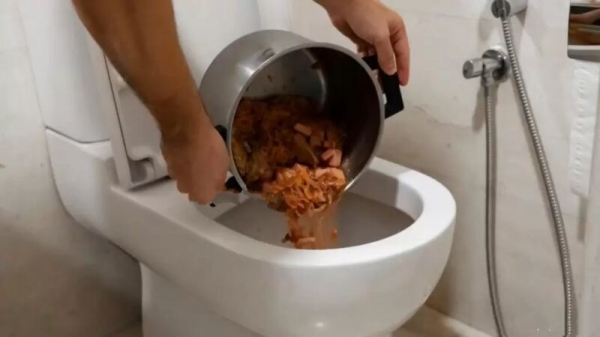 10 вещей, которые категорически нельзя смывать в раковину и в унитаз