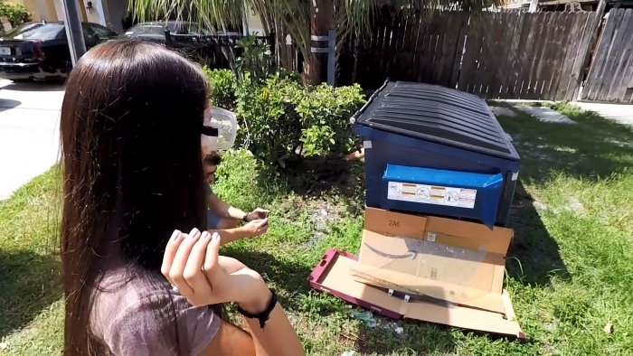 Эксперимент: кусочек свечи легко разбивает то, что не разобьет молоток Эксперимент: кусочек свечи легко разбивает то, что не разобьет молоток