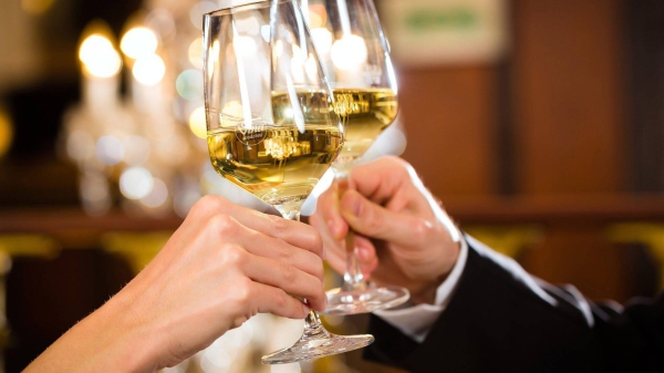 Известный сомелье рассказал, почему нельзя пить шампанское из бокала-флейты Известный сомелье рассказал, почему нельзя пить шампанское из бокала-флейты