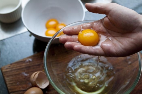 8 простых способов, как быстро отделить белок от желтка в курином яйце 8 простых способов, как быстро отделить белок от желтка в курином яйце