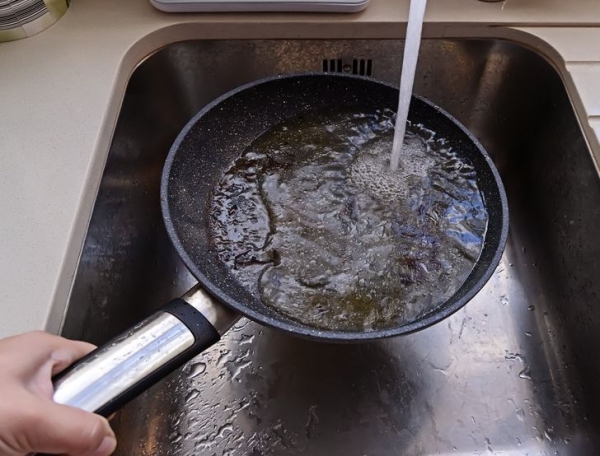 10 вещей, которые категорически нельзя смывать в раковину и в унитаз