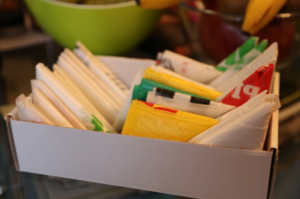 Лайфхак для аккуратной хозяйки: 4 способа сложить пакеты компактно и красиво