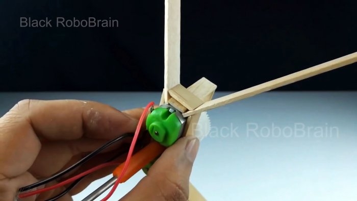 Как сделать рабочий двухвинтовой вертолет на обычных моторчиках от игрушек